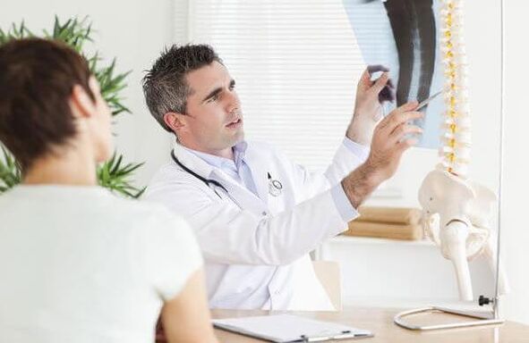 A doctor consults a patient with cervical back osteochondrosis